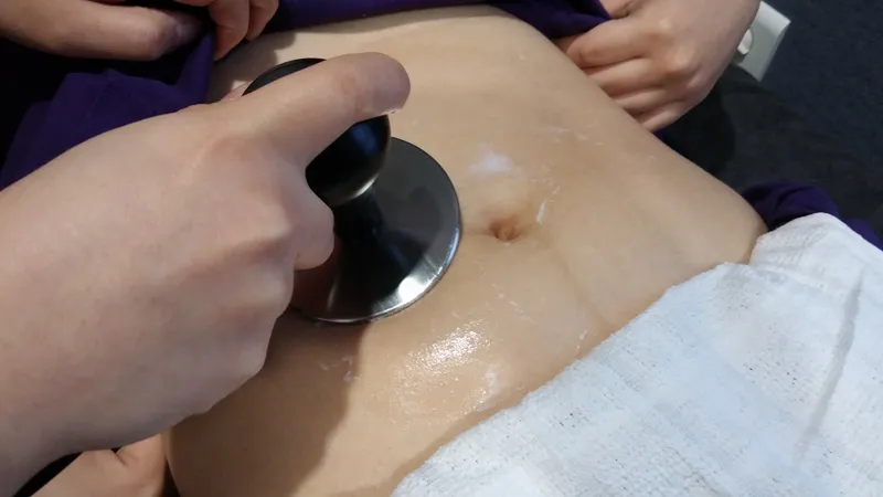 복부에 오일과 기구를 사용하는 치료