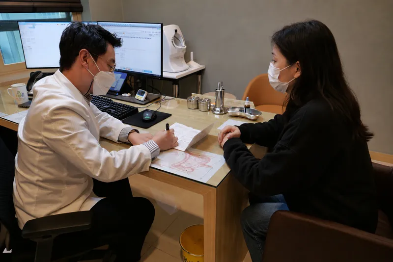 진료기록을 작성하며 상담하는 모습