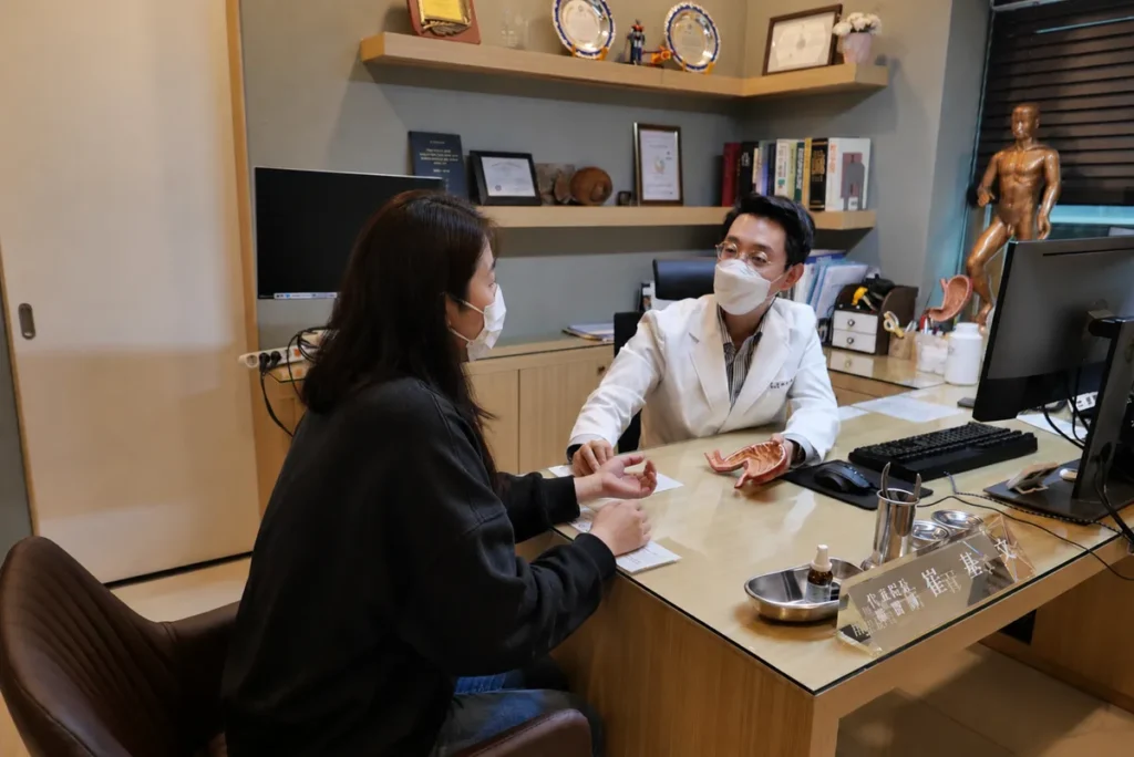 진료실에서 마주 앉아 상담하는 원장과 환자